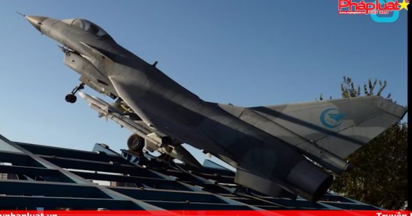 Chiến đấu Trung Quốc ngăn chặn máy bay Mỹ trên biển Hoa Đông