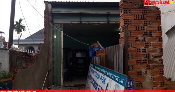 Lấn đất công, nhà dân đập bỏ, nhà “quan” cho qua!