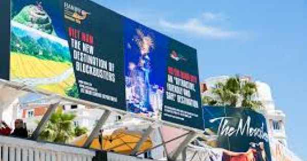 Lý Nhã Kỳ lên tiếng về tấm pano in hình mình ở Cannes