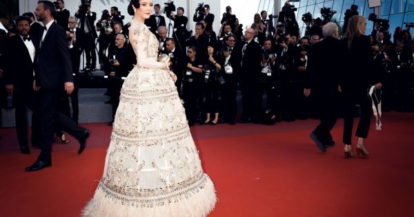 Lý Nhã Kỳ đẹp hút hồn người đối diện với phong cách quý tộc