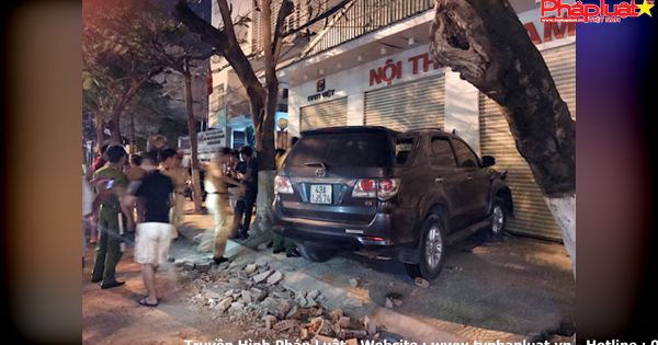 Xe “điên” đâm thủng tường bãi xe, lao qua đường húc cửa hàng nội thất