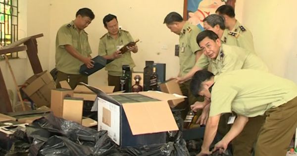Phát hiện hơn 400 chai rượu ngoại nhập lậu