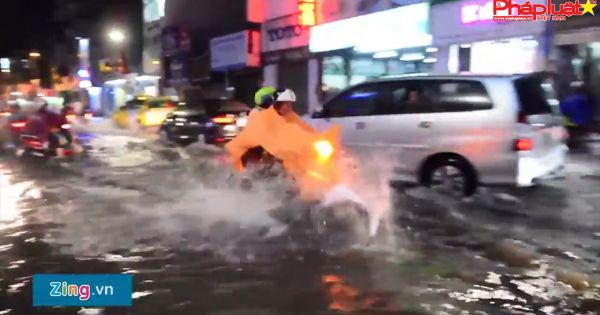 Sài Gòn tiếp tục mưa từ trưa đến tối, nhiều nơi tiếp tục ngập