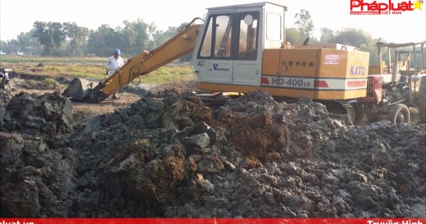 Long An: Ngang nhiên lấp cả con rạch để phân lô bán nền