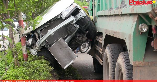 Xe ben tông văng ô tô lên dải phân cách