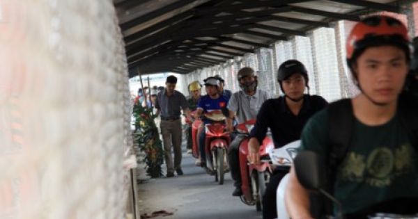 Người dân hào hứng khi đi xe máy qua “hầm sắt”