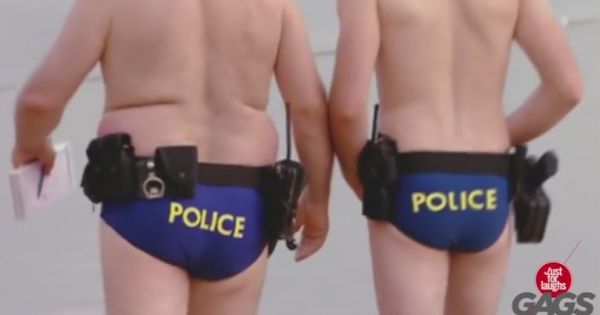 Cười vỡ mật với cảnh sát giữ trật tự du lịch bờ biển