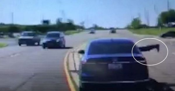 Mạo hiểm nhảy vào xe đang lưu thông cứu sống tài xế bị co giật