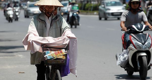 Nắng nóng cực độ khiến đàn ông ra đường cũng phải mặc váy