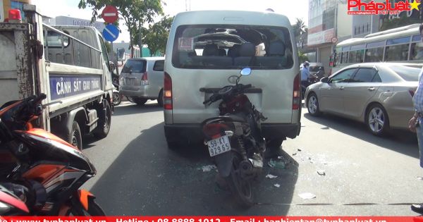 TPHCM: Tông móp đuôi ô tô, nam thanh niên trọng thương