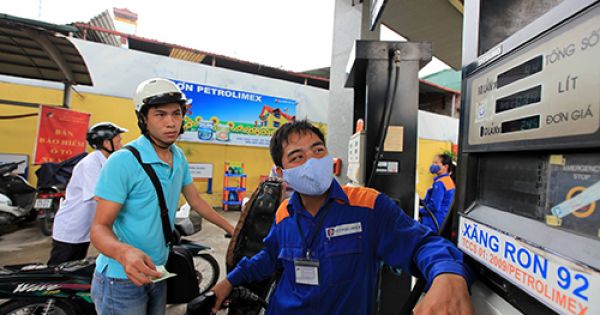 Xăng vừa tăng giá hơn 300 đồng/lít