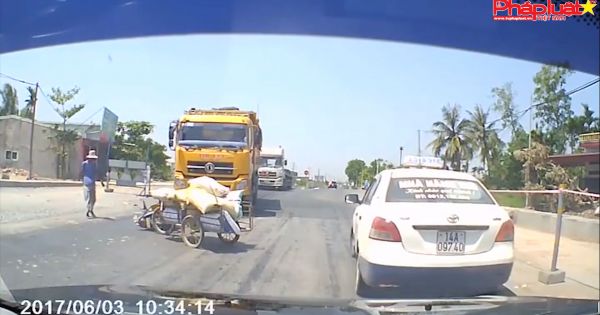 Vứt xe máy thoát thân vì sang đường ẩu