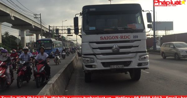 Bị xe bồn cán nát vì chạy xe máy trên làn ô tô xa lộ Hà Nội