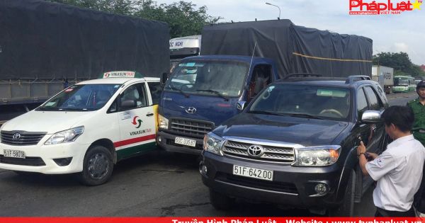 Va chạm liên hoàn, gần chục người thoát nạn