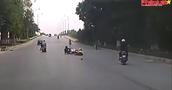 Mẹ ôm chặt con dù bị cướp túi xách văng khỏi xe máy