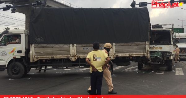 “Xế hộp” nát đuôi sau va chạm liên hoàn