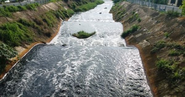 Điểm báo 12/06/2017: Chuyện lạ? Nước kênh đen ngòm, bốc mùi nồng nặc sau cơn mưa