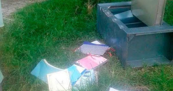 Két sắt huyện ủy A Lưới – Thừa Thiên Huế bị trộm vứt chỏng chơ bên đường