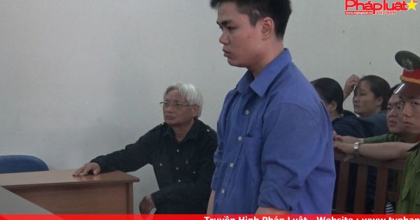 Bị xô ngã nên trút mưa dao vào người bạn