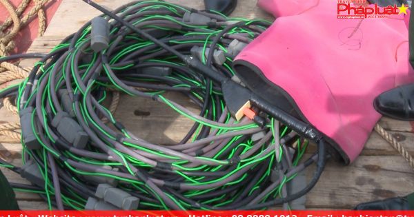 Bắt tàu gỗ dùng xung điện đánh bắt hải sản tại đảo hòn ngư