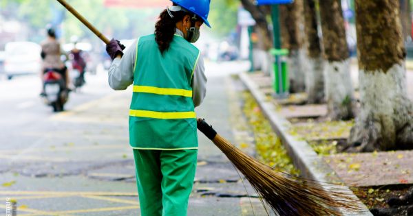 Chị lao công bị đánh ngất xỉu sau khi nhắc nhở chuyện đổ rác