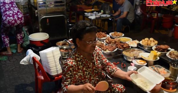 Đĩa cơm tấm vỉa hè gần 100.000 đồng vẫn hút khách Sài Gòn