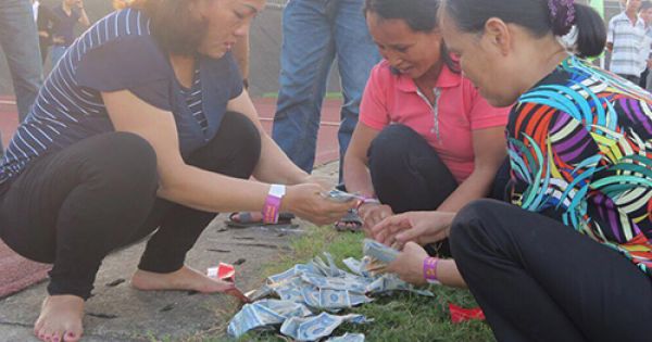 Tác giả xin lỗi vì rải tiền ở buổi ra mắt sách