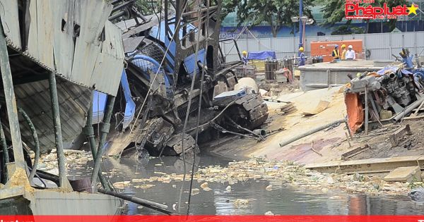 Sà lan thi công cống ngăn triều Bến Nghé lật, đè chìm 2 là lan bên cạnh