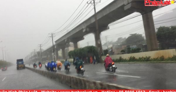 Mưa lớn gây ngập nhiều tuyến đường ở TP.HCM