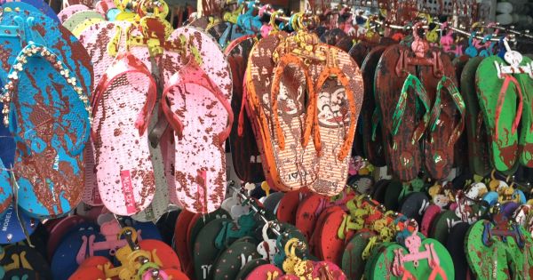 TPHCM: Cửa hàng giầy dép liên tục bị tạt sơn