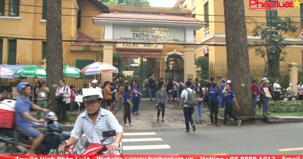 TPHCM: 1 thí sinh bị đình chỉ thi do sử dụng điện thoại di động