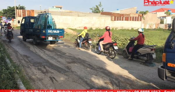 TPHCM: Đường bị băm nát do xe tải đua nhau trốn trạm thu phí