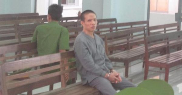 Cha xâm hại con gái đã treo cổ tự tử trong trại giam