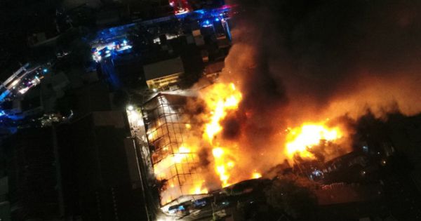 Cháy kho cảng quận 4 giữa đêm