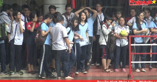 Sử dụng đồng hồ thông minh, 1 thí sinh bị đình chỉ thi