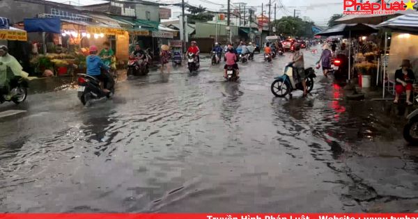 Cửa ngỏ phía tây ngập nặng sau trân mưa lớn