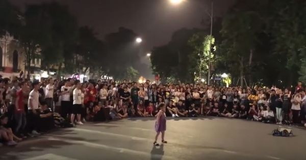 Điệu nhảy bóng bóng bang bang đáng yêu của cô bé trên đường phố