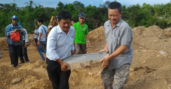 Tìm thấy bia mộ vợ vua Tự Đức dưới khu đất làm bãi đỗ xe?