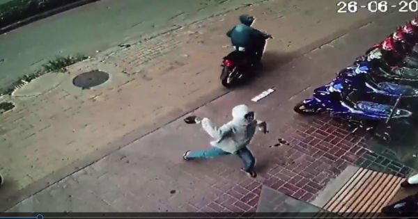 Điều tra nhóm thanh niên ném chất bẩn vào chuỗi cửa hàng xe máy