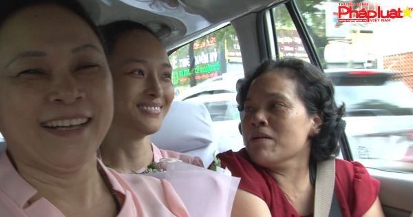 Ghi hình độc quyền trên xe đưa Phương Nga từ tòa trở về nhà