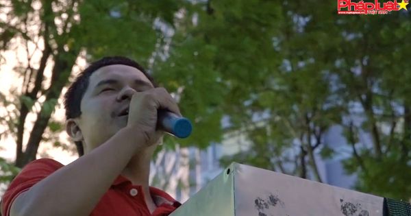 Ông bố mù tốt nghiệp nhạc viện, vào Sài Gòn hát rong nuôi con