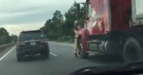 Tài xế xe container táo tợn bẻ lái hất một CSGT xuống dải phân cách QL1