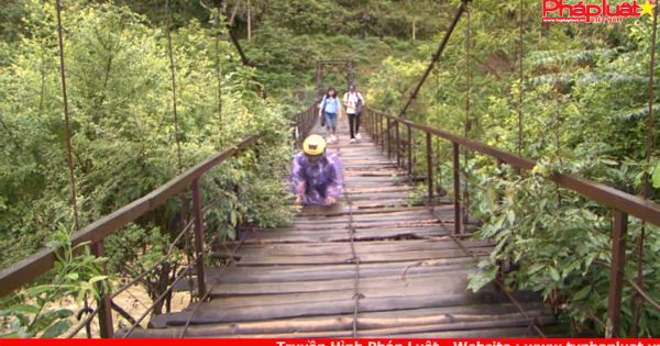 Người dân đánh đu với 