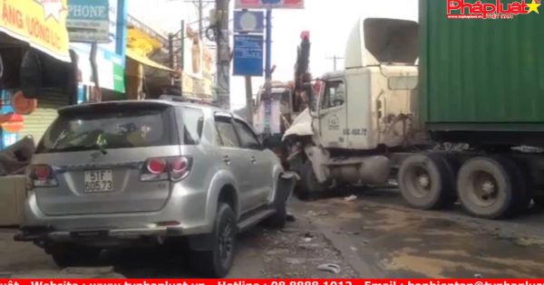 Xe Container mất lái lao ngang đường tông ô tô 7 chỗ