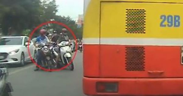 Camera hành trình chộp cảnh dàn dựng đụng xe cướp túi xách