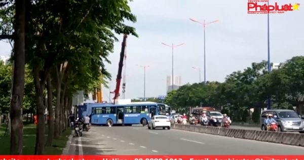 Xe Container húc văng xe buýt vì mất lái