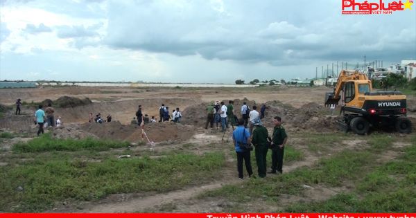 Bộ trưởng Đào Ngọc Dung trực tiếp khảo sát tìm kiếm hài cốt liệt sĩ trong sân bay TSN