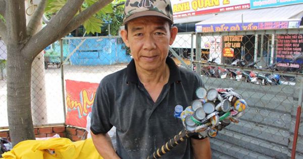 Chiếc gậy nam châm giúp ông bảo vệ mua gạo cho người nghèo