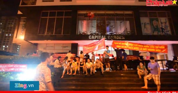 Bị cắt điện nước, cư dân căng băng rôn phản đối Kinh Đô lúc nửa đêm