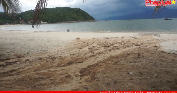 Bùn từ 40 nền móng biệt thự Sơn Trà tràn ra biển